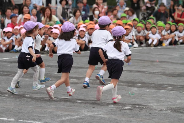 日本の幼稚園で運動会 — ストック写真