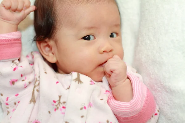 Japonês bebê menina chupando o dedo (0 ano de idade ) — Fotografia de Stock