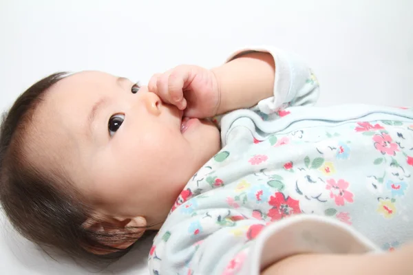 Ιαπωνικά μωρό κορίτσι πιπίλισμα το δάχτυλό της (0 χρονών) — Φωτογραφία Αρχείου