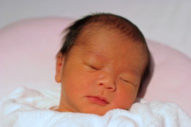 Erkek (0 yaşındaki Japon yeni doğan bebek uyku)