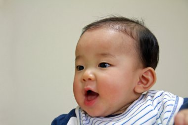 Gülümseyen erkek Japon bebek (0 yaşında)