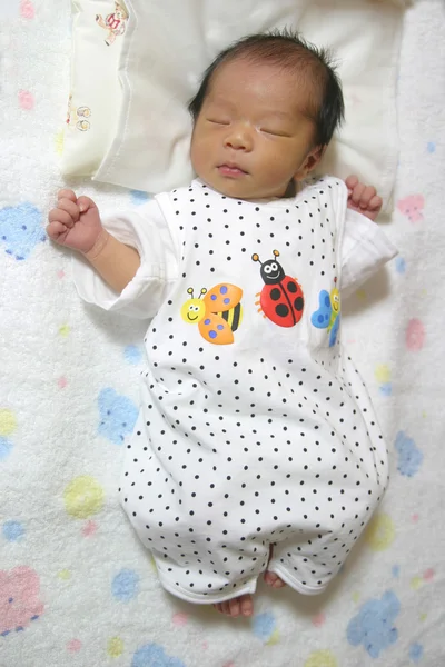 Spící japonské novorozence chlapeček (0 let staré) — Stock fotografie