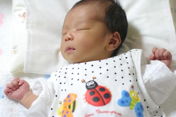 Durmiendo japonés recién nacido bebé niño (0 año de edad ) — Foto de Stock