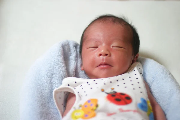 Japoński (0-letni chłopiec nowo narodzonych dzieci do spania) — Zdjęcie stockowe