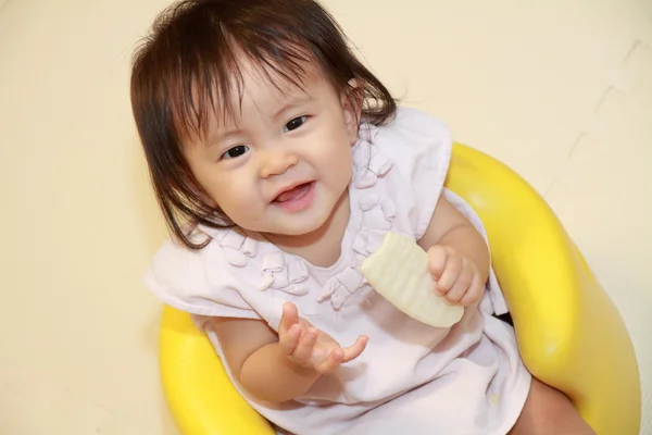 Japon küçük pirinç kraker (0 yaşındaki yiyen kız) — Stok fotoğraf
