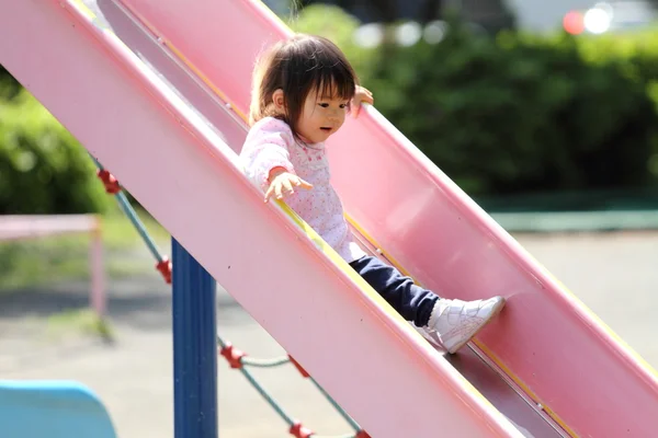 Японская девушка на слайде (1 год ) — стоковое фото