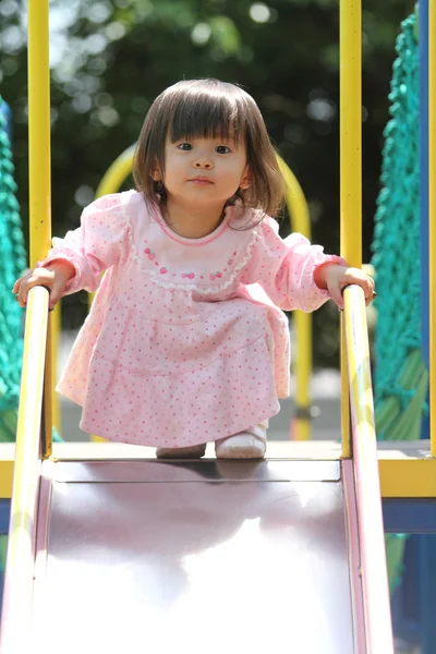 Ragazza giapponese sullo scivolo (1 anno di età ) — Foto Stock