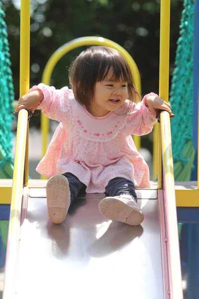 Японская девушка на слайде (1 год ) — стоковое фото