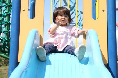 Slaytta yer alan (1 yaşındaki Japon kız)