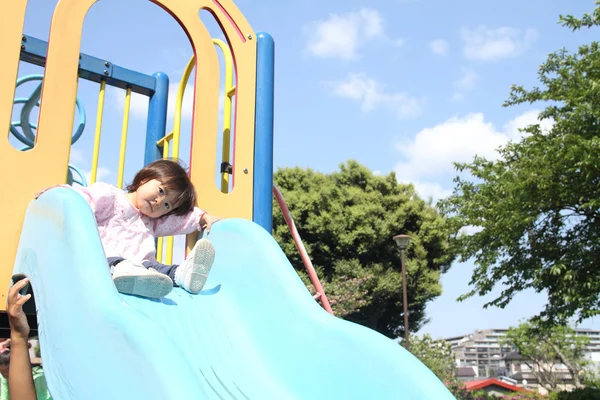 スライド (1 歳の日本の女の子) — ストック写真