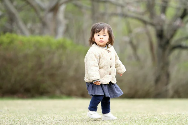 Japanese girl walking on the grass (1 year old) — Stock Photo, Image