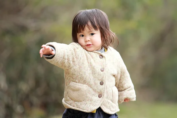 Menina japonesa andando na grama (1 ano de idade ) — Fotografia de Stock