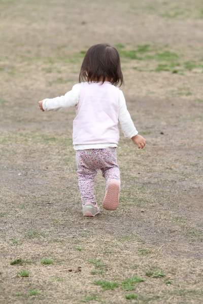 Japonais fille marche sur l herbe (1 year old ) — Photo