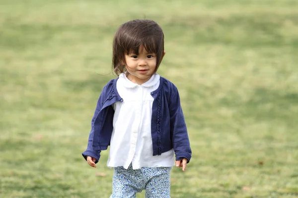 Japonais fille marche sur l herbe (1 year old ) — Photo