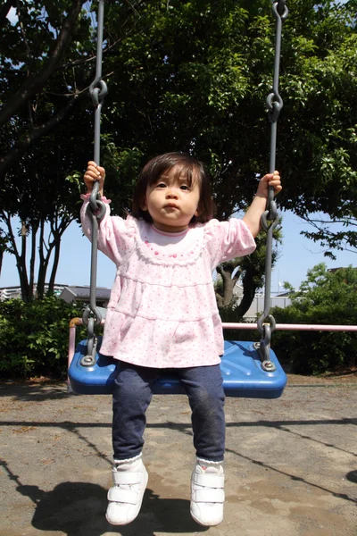 (1 yıl eski salıncak üzerinde Japon kız) — Stok fotoğraf