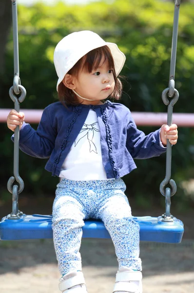 在秋千上 （1 岁的日本女孩) — 图库照片