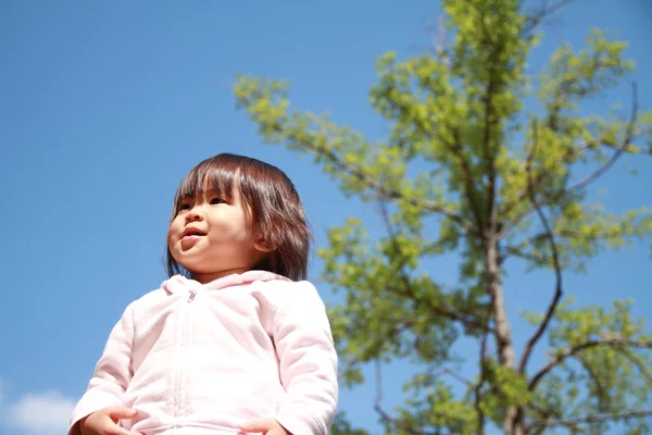 ยิ้มสาวญี่ปุ่นใต้ท้องฟ้าสีฟ้า (1 ขวบ ) — ภาพถ่ายสต็อก