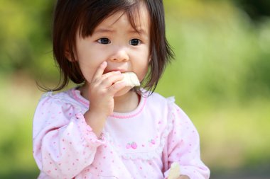 Japon kız yemek pirinç topu (1 yaşında)