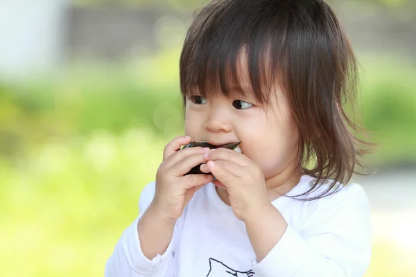 Japon kız yemek pirinç topu (1 yaşında) — Stok fotoğraf