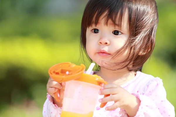 Japon kız içme suyu (1 yaşında) — Stok fotoğraf