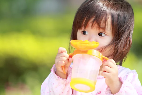 日本の女の子 (1 歳の飲料水) — ストック写真