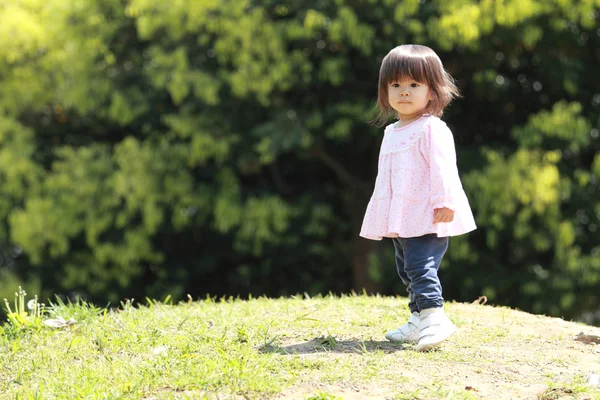 Японська дівчина, що йде на траві (1-річна) — стокове фото