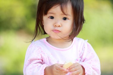 Japon kız yemek pirinç kraker (1 yaşında)