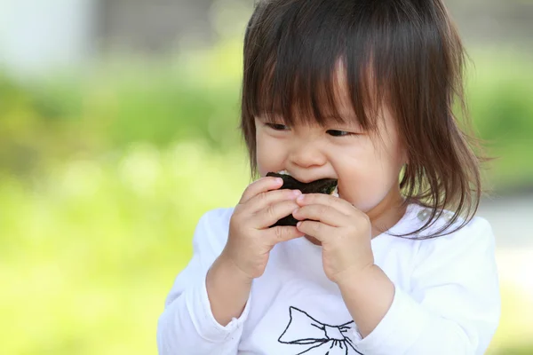Menina japonesa comer bola de arroz (1 ano de idade ) — Fotografia de Stock