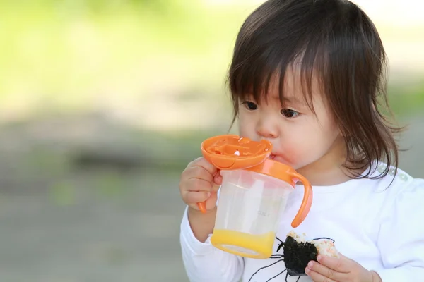 日本の女の子 (1 歳の飲料水) — ストック写真