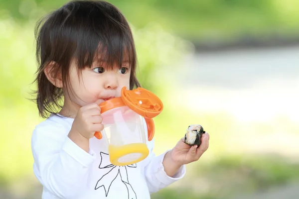 日本の女の子 (1 歳の飲料水) — ストック写真