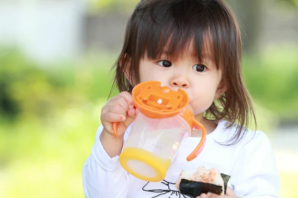 日本の女の子 (1 歳の飲料水) — ストック写真