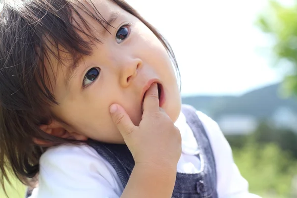 Usmívající se japonská dívka (1 rok staré) — Stock fotografie