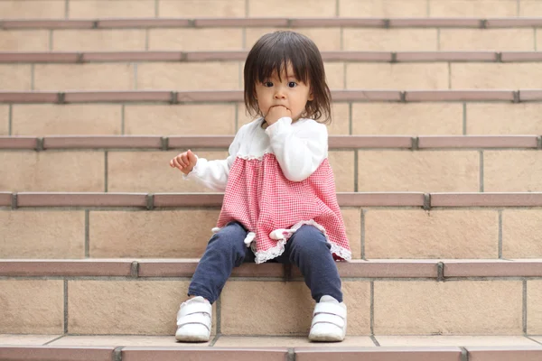 Japansk flicka sitter på trappan (1 år gammal) — Stockfoto