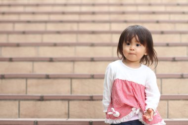 Japon kız ayakta merdivenlerde (1 yaşında)