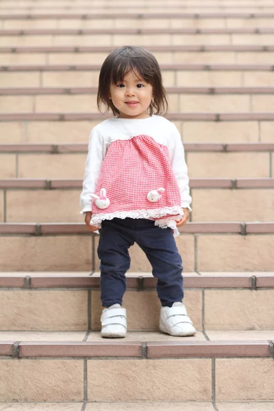 Japanese girl standing on the stairs (1 year old) — Stock Photo, Image