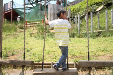 Alan atletik (birinci sınıf ilköğretim okulunda oynayan Japon çocuk)