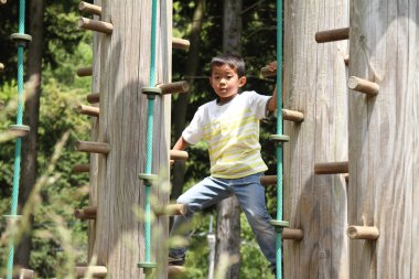 Alan atletik (birinci sınıf ilköğretim okulunda oynayan Japon çocuk)