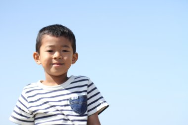 Japon çocuk mavi gökyüzünün altında (birinci sınıftan ilköğretim okulunda)