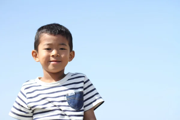 Japon çocuk mavi gökyüzünün altında (birinci sınıftan ilköğretim okulunda) — Stok fotoğraf