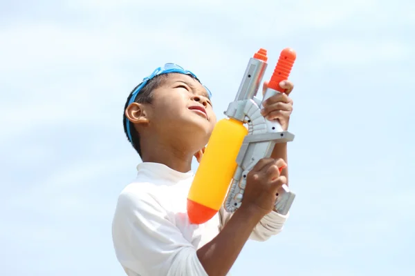 Japonês menino brincando com arma de água (primeira série na escola primária ) — Fotografia de Stock