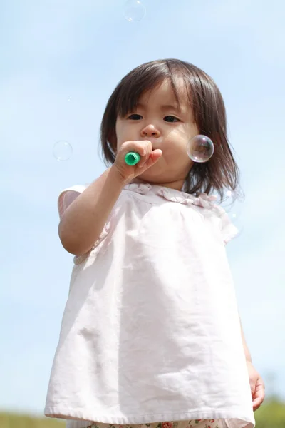 Menina japonesa brincando com bolha (1 ano de idade ) — Fotografia de Stock