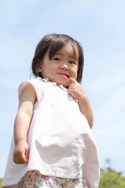 Sorrindo menina japonesa sob o céu azul (1 ano de idade ) — Fotografia de Stock