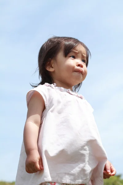 Улыбающаяся японская девушка под голубым небом (1 год ) — стоковое фото