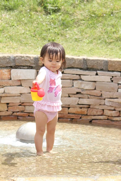 Menina japonesa brincando com água (1 ano de idade ) — Fotografia de Stock