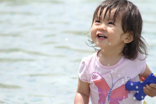 Menina japonesa brincando com água (1 ano de idade ) — Fotografia de Stock