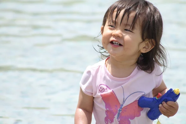Japansk flicka som leker med vatten (1 år gammal) — Stockfoto