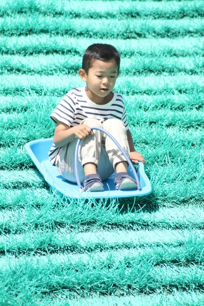 Japonês menino no trenó (primeira série na escola primária ) — Fotografia de Stock