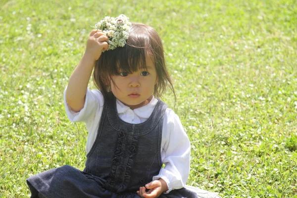 Japán lány egy virágfüzér (1 éves) — Stock Fotó