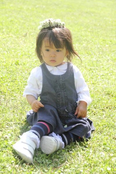 Japanisches Mädchen mit einem Chaplet (1 Jahr alt)) — Stockfoto