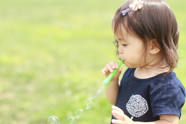 Menina japonesa brincando com bolha (1 ano de idade ) — Fotografia de Stock